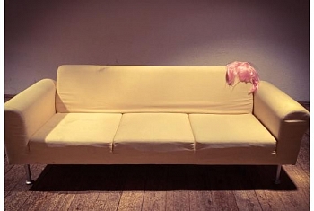 Wichtigster Bestandteil des Bühnenbilds des neuen Werks des Kesselhaus Ensembles ist dieses Sofa. Bildquelle: Simone Lüdi